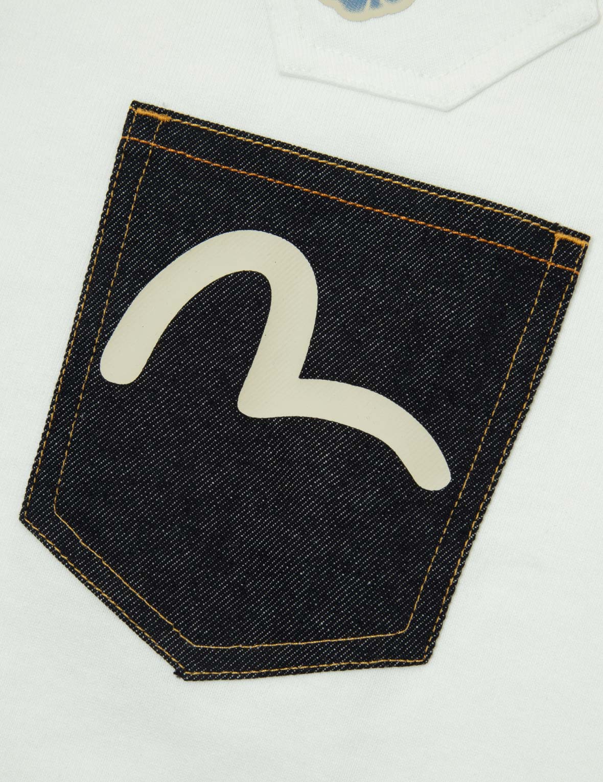 多重印花和多重口袋宽版休闲T恤