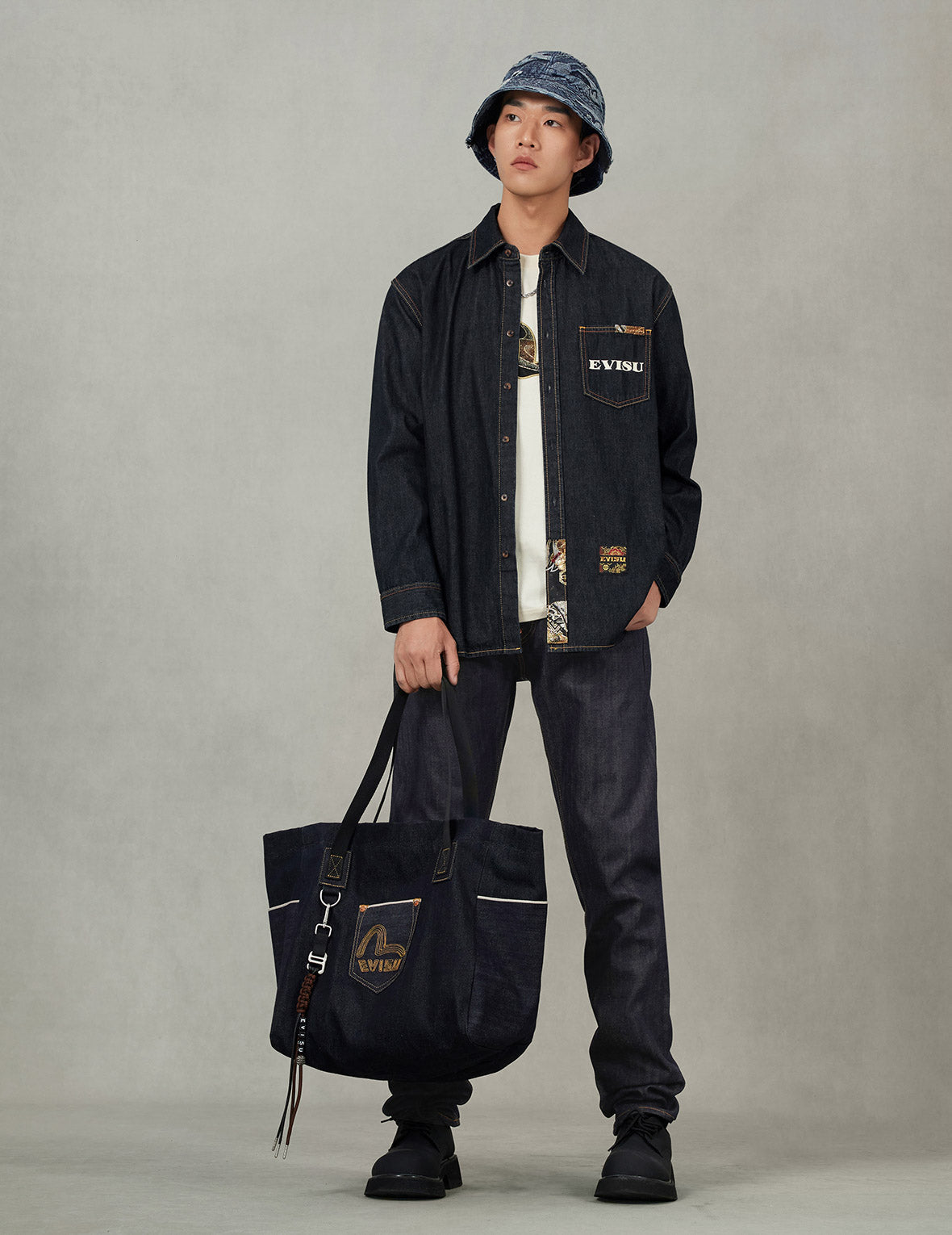 多口袋和织锦海鸥刺绣常规版型牛仔衬衣