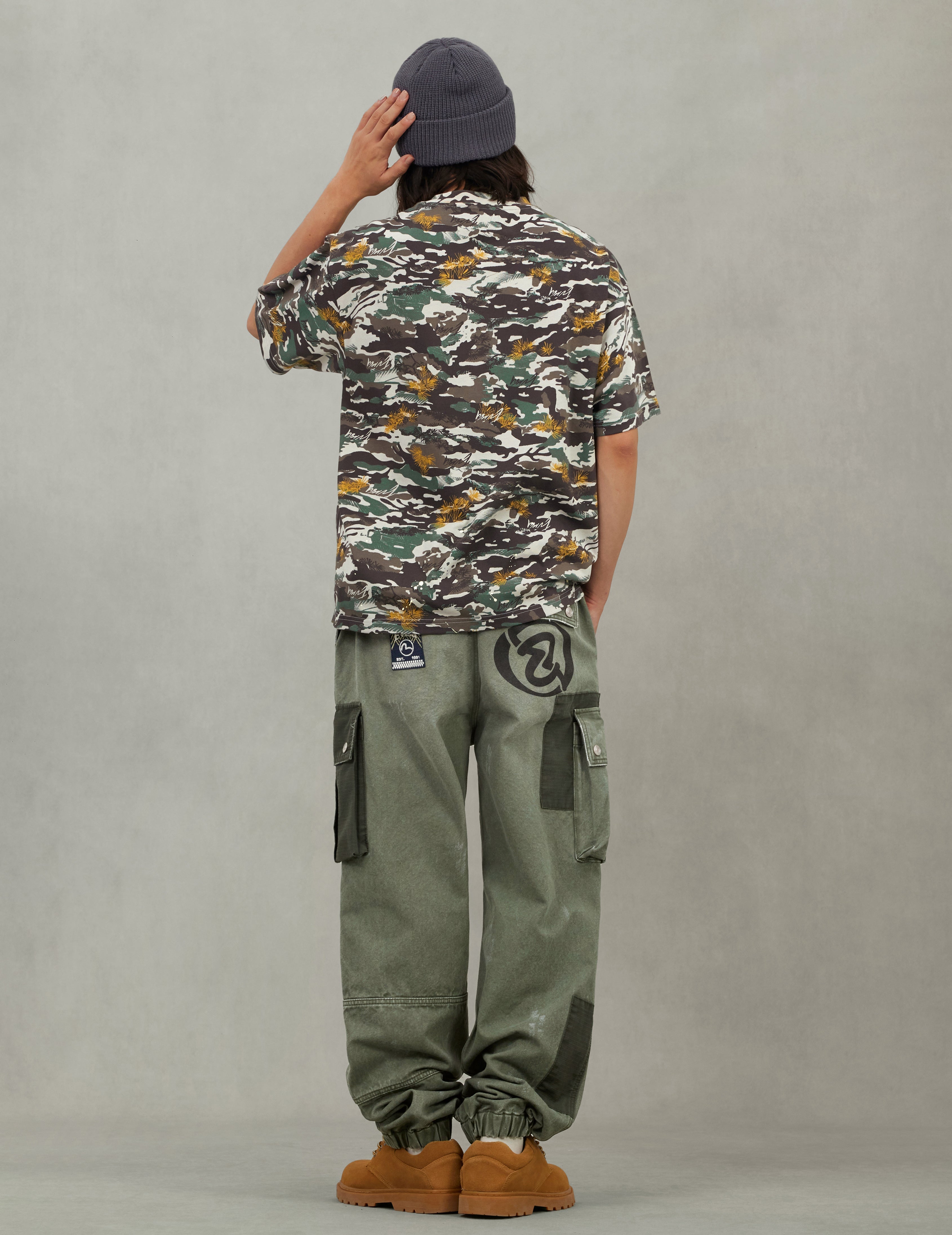 Graffiti-Style Seagull and Logo Print Relax Fit T-Shirt