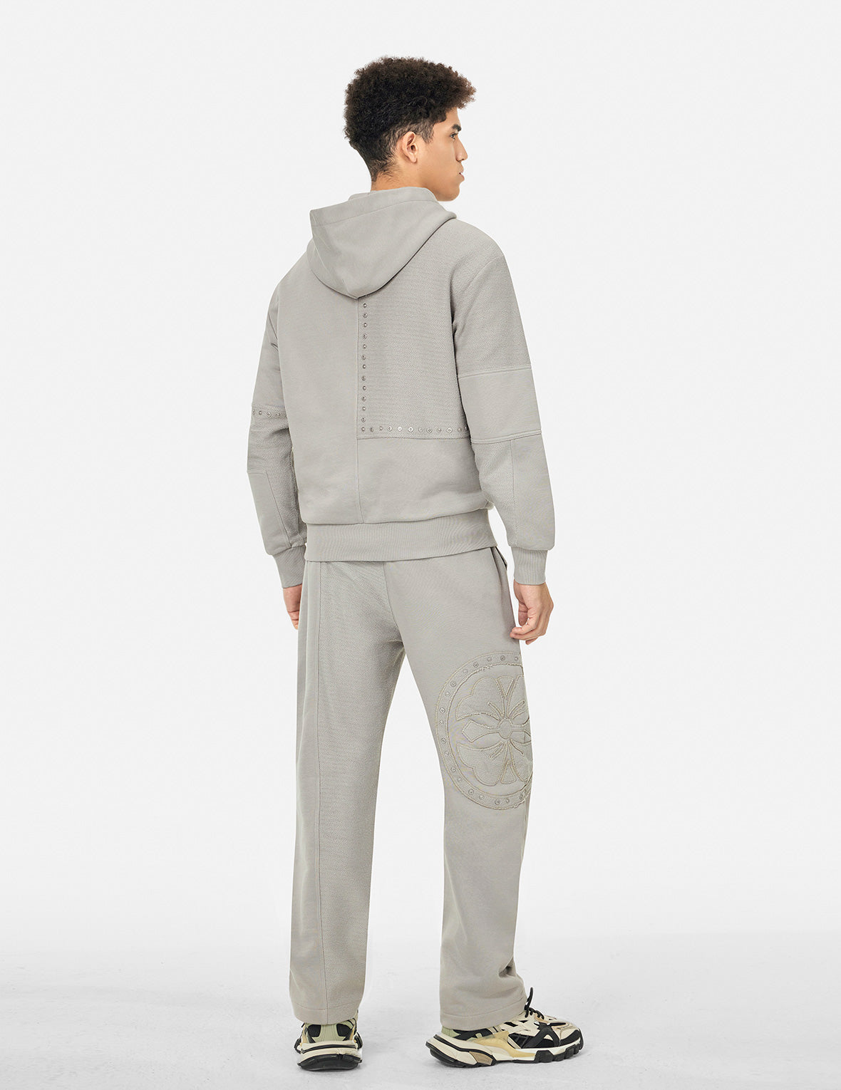 家花贴布和错位车缝时尚版型运动裤