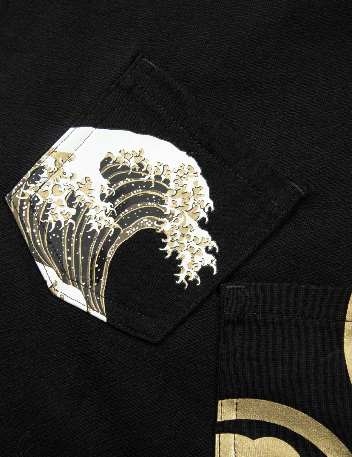 多重印花和多重口袋常规版型T恤