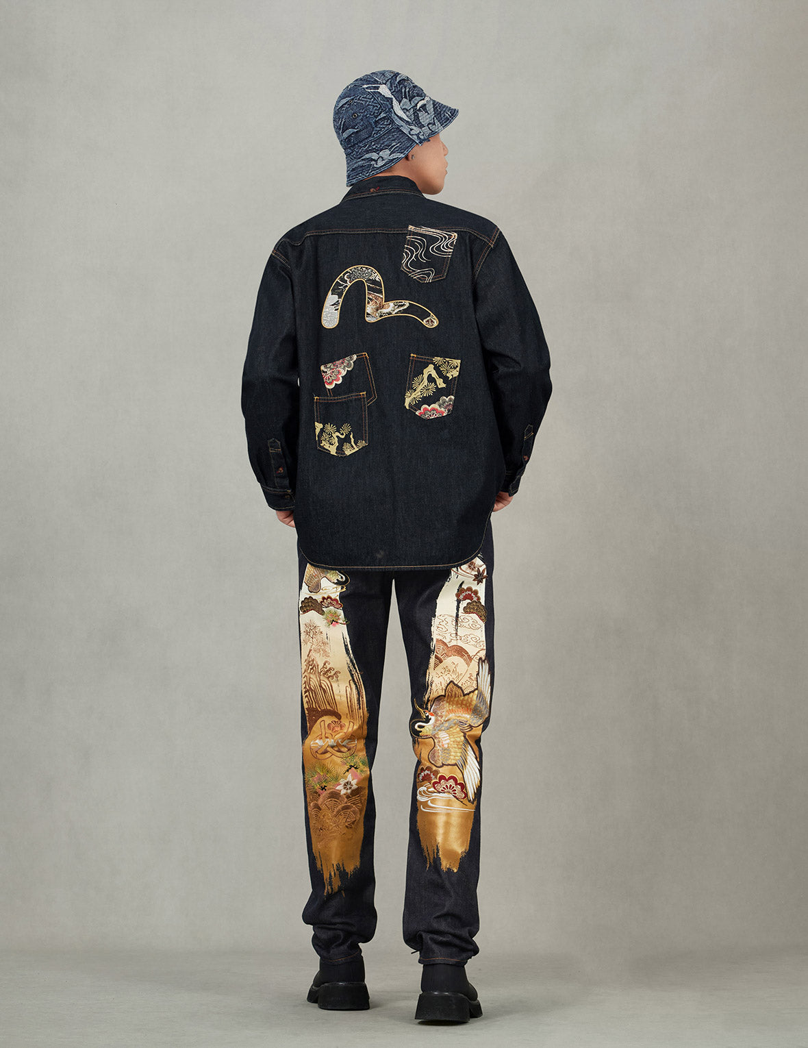 多口袋和织锦海鸥刺绣常规版型牛仔衬衣