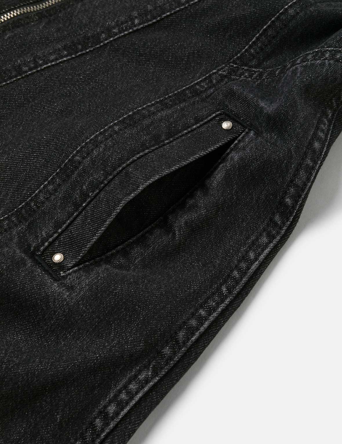 海鸥刺绣和铆钉时尚版型牛仔连衣裙