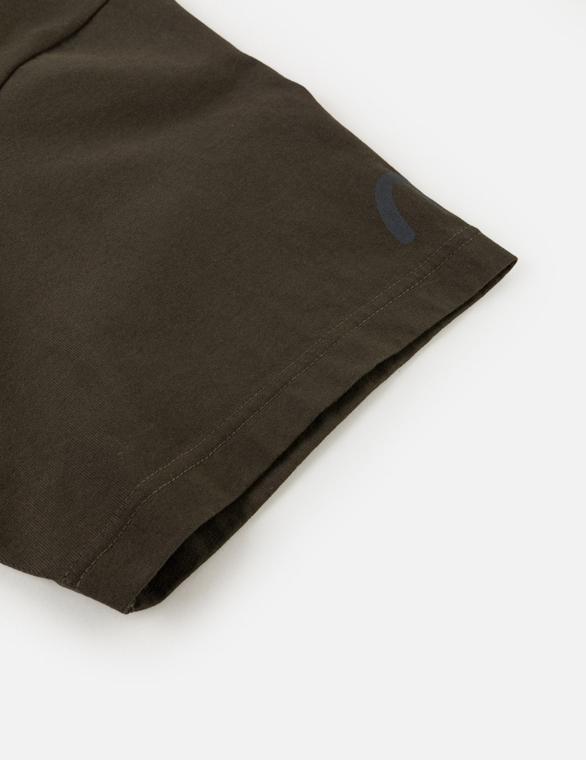 Alligator vs Seagull Outlined Embroidery T-shirt