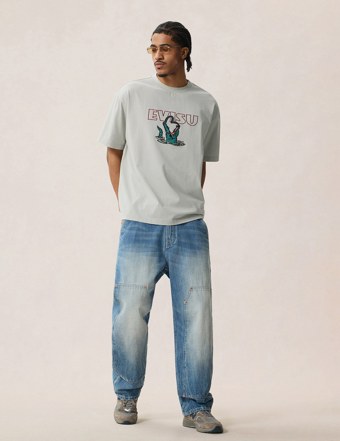 Alligator vs Seagull Outlined Embroidery T-shirt