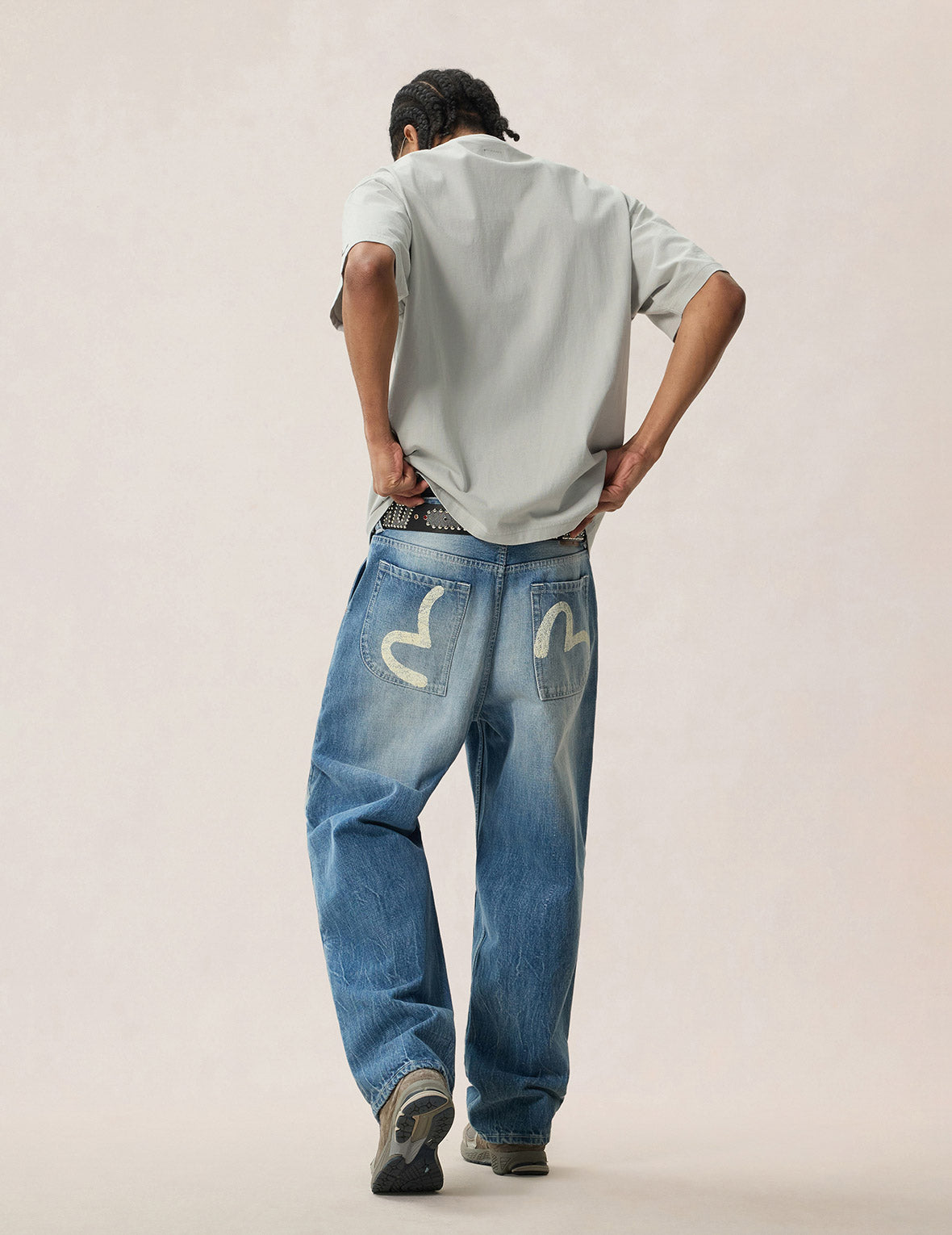 Alligator vs Seagull Outlined Embroidery T-shirt