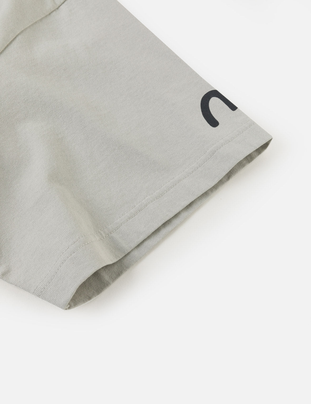 Alligator vs Seagull Outlined Embroidery T-shirt