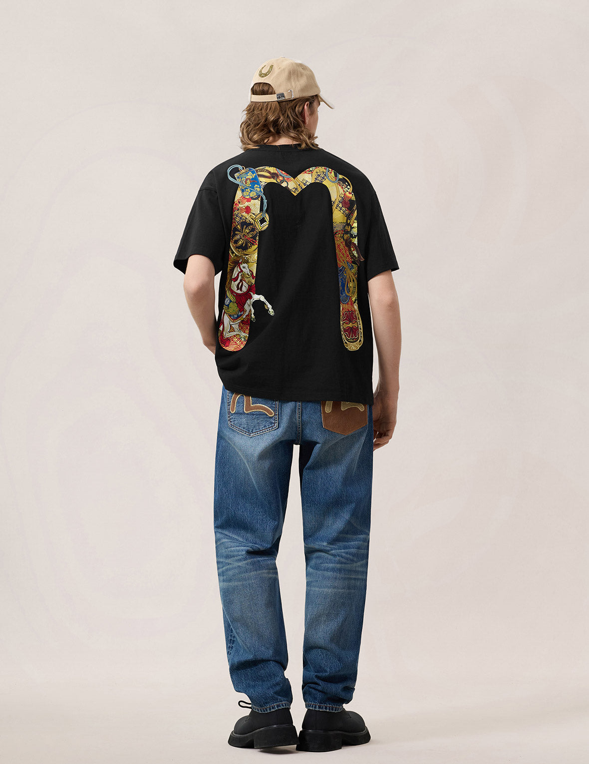 马年主题大 M 印花T恤 - 黑